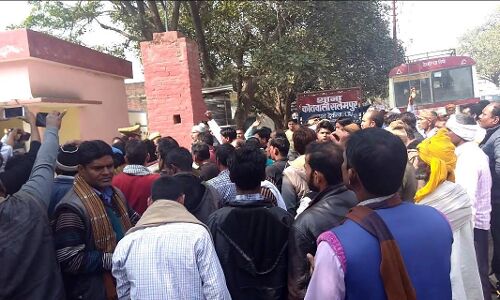 सपा के टिकिट वितरण से असंतुष्टों ने मचाया हंगामा, 21 को जेल भेजा सपा के टिकिट वितरण से असंतुष्टों ने मचाया हंगामा, 21 को जेल भेजा