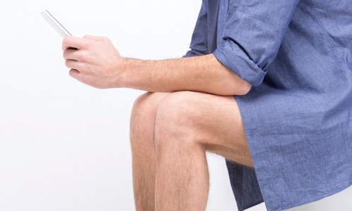 क्या? आप भी टॉयलेट में स्मार्टफोन लेकर जाते हैं...तो हो जाइये सावधान, हो सकता है ये नुकसान