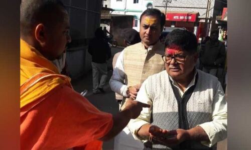 बिहार सरकार के बीजेपी कोटे से मंत्री और उनके समर्थकों की जमकर पिटाई बिहार सरकार के बीजेपी कोटे से मंत्री और उनके समर्थकों की जमकर पिटाई