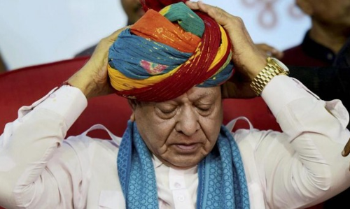 गुजरात में बड़ी उठापठक जारी, बाघेला को लगा झटका, जब इस नेता ने किया चुनाव लड़ने से इंकार