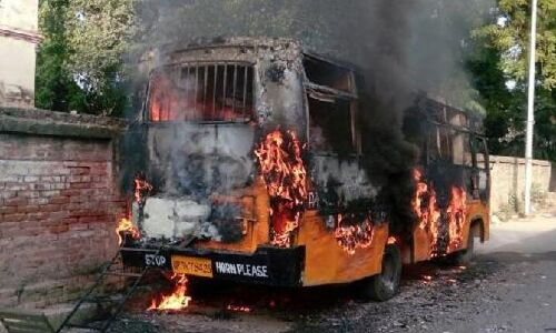 इलाहबाद में बबाल, एसपी क्राइम की गाड़ी तोड़ी कई वाहनों को लगाईं आग