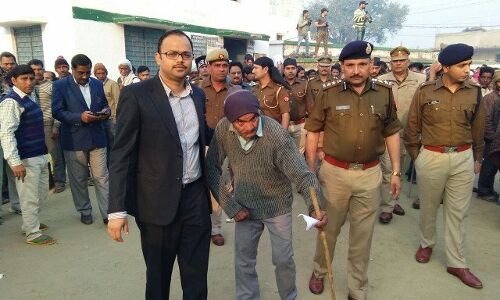 DM और SSP ने दिव्यांग को साथ लेकर डाले वोट