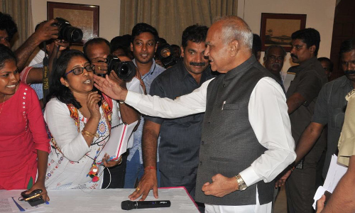 महिला पत्रकार के गाल सहलाकर विवादों में घिरे राज्यपाल ने मांगी माफी, बोले- आप मेरी पोती जैसी महिला पत्रकार के गाल सहलाकर विवादों में घिरे राज्यपाल ने मांगी माफी, बोले- आप मेरी पोती जैसी