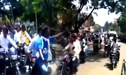 TMC कार्यकर्ताओं ने तलवार लहराते हुए निकाली बाइक रैली, देखिए- VIDEO