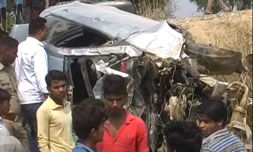 सुल्तानपुर में ट्रक और कार भिड़े, टक्कर के चपेट में आये स्थानीय लोग चार की मौत, हाइवे किया जाम