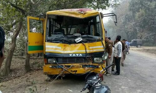 अनियंत्रित बस पेड़ से टकराई , महिला होमगार्ड की मौत कई घायल।