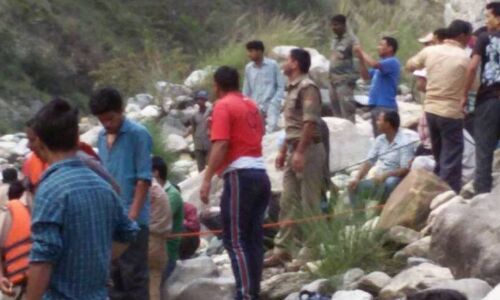 हादसा: नदी में गिरी उत्तरकाशी से गंगोत्री जा रही बस, 22 तीर्थयात्रियों की मौत हादसा: नदी में गिरी उत्तरकाशी से गंगोत्री जा रही बस, 22 तीर्थयात्रियों की मौत