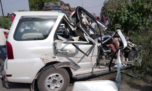 यूपी में रोडवेज बस और सफारी में भिड़ंत, सफारी में सवार 4 लोगों में 3 की मौत