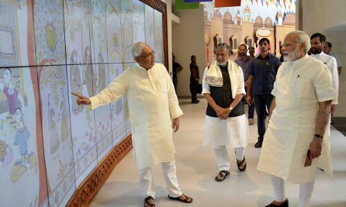 PM मोदी के सामने बदले-बदले से नजर आये नीतीश कुमार!