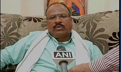 महाराष्ट्र: कांग्रेस विधायक द्वारा किसानों को पीटने का VIDEO हुआ वायरल, हालात को बताया जिम्मेदार