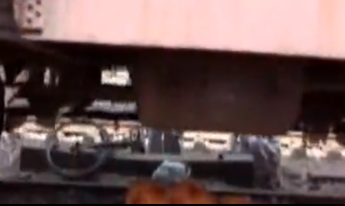 महिला के उपर से गुजरी पूरी ट्रेन, फिर निकली जीवित और ...?