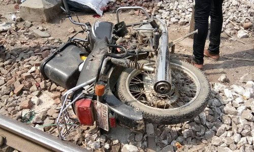 ट्रेन की टक्कर से बाइक सवार युवक की मौत, वाइक के उड़े परखच्चे