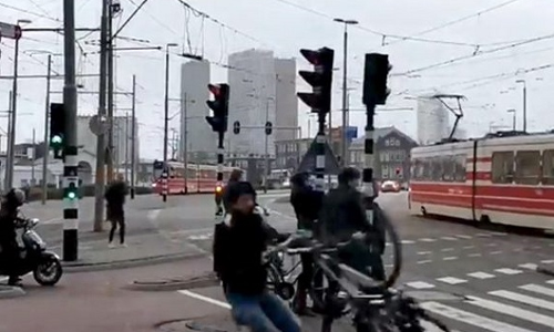 ऐसा आया तूफान की हवा में साइकिल समेत ही उड़ गया शख्स, देखें VIDEO