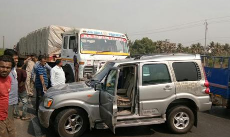 प्रवीण तोगड़िया की गाडी में मारी ट्रक ने टक्कर, बाल बाल बचे, बोले मुझे मारने .... प्रवीण तोगड़िया की गाडी में मारी ट्रक ने टक्कर, बाल बाल बचे, बोले मुझे मारने ....