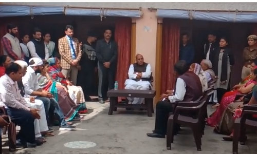 दिवंगत विधायक लोकेंद्र चौहान के पैतृक आवास पहुचे गृहमंत्री राजनाथ सिंह
