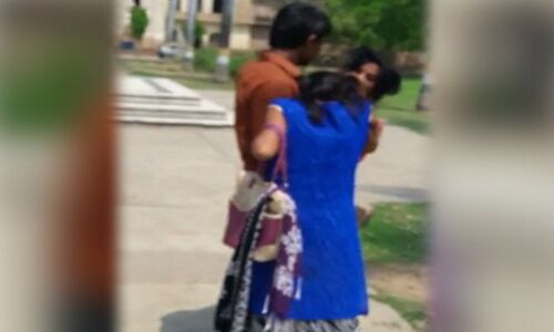 VIDEO: प्रेमिका संग पार्क में बैठा था पति, अचानक पहुंची गई पत्नी, फिर...