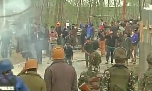 जम्मू-कश्मीर के बडगाम में सुरक्षाबलों और प्रदर्शनकारियों के बीच झड़प, 2 की मौत 17 घायल