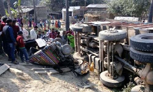 मुजफ्फरपुर: सड़क पर मौत का तांडव 10 की मौत, घायलों को बचाने गए लोगों को सांप ने डसा