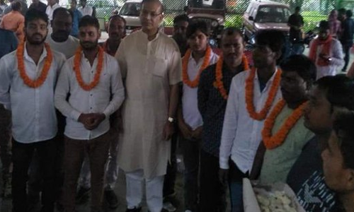 कलीमुद्दीन तुम्हारे हत्यारों को कोर्ट ने दी फांसी, लेकिन केंद्रीय मंत्री ने माला पहनाकर किया आरोपियों का स्वागत कलीमुद्दीन तुम्हारे हत्यारों को कोर्ट ने दी फांसी, लेकिन केंद्रीय मंत्री ने माला पहनाकर किया आरोपियों का स्वागत