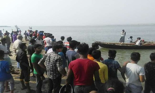 गंगा नदी में डूबने से 13 लोगों की मौत, कई लोगों की तलाश जारी