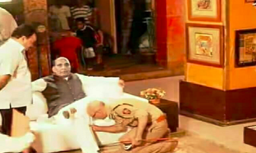 गृहमंत्री राजनाथ सिंह के चरणों में गिरे गुजरात के DGP? जानिए क्या है पूरा सच