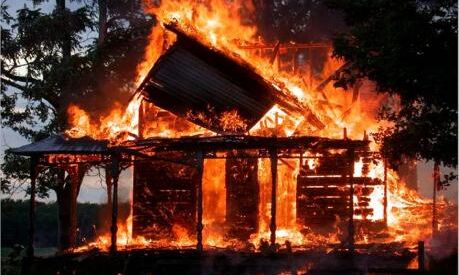 यूपी के बाँदा में दलितों को जिंदा जलाने का प्रयास, घर में लगाई आग यूपी के बाँदा में दलितों को जिंदा जलाने का प्रयास, घर में लगाई आग