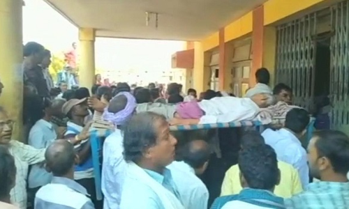 एक किसान की टूटी टांग तो चारपाई पर लादकर बैंक ले गए लोग, जानें मामला