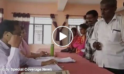 तहसील दिवस में SDM की आंखों में धूल झौक रहे लेखपाल को जमकर पड़ी फटकार,हुआ निलंबन का आदेश