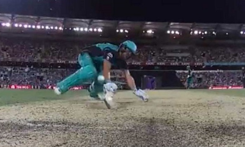 VIDEO: ये बल्लेबाज अजीबोगरीब तरह से हुआ आउट, जिसने भी देखा वो रह गया दंग