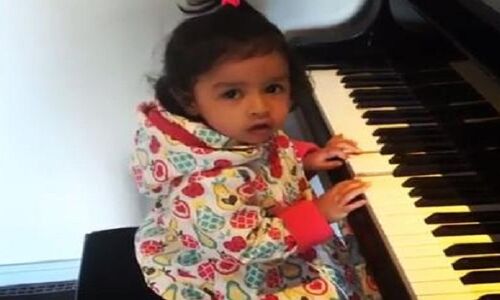 महेंद्र सिंह धोनी की बेटी जीवा की पियानो बजाते VIDEO हुआ वायरल
