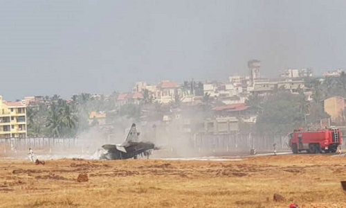 गोवा एयरपोर्ट पर रनवे से उतरा मिग-29K, टेकऑफ के दौरान विमान में लगी आग, पायलट सुरक्षित गोवा एयरपोर्ट पर रनवे से उतरा मिग-29K, टेकऑफ के दौरान विमान में लगी आग, पायलट सुरक्षित