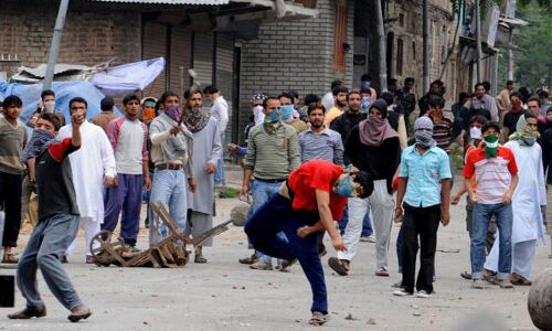 सेना के चीफ की चेतावनी बेअसर, जुमे की नमाज के बाद लहराए पाक झंडे की पत्थरवाजी