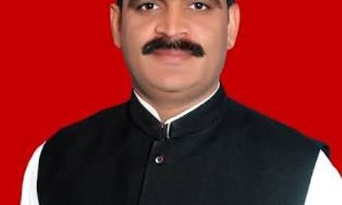 बीजेपी विधायक की योगी के मंच से दबंगई, बोले बीजेपी को ही वोट देना होगा और भी बोले ...