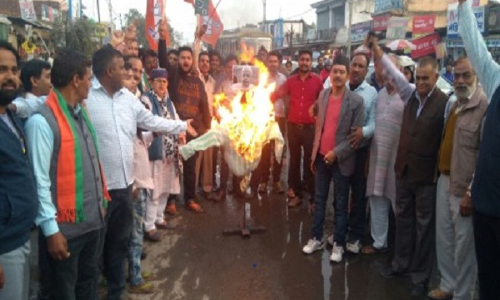 फारूख़ अब्दुल्ला के विवादित बयान देने पर भाजयुमो ने फूंका पुतला, फारूख़ अब्दुल्ला के विवादित बयान देने पर भाजयुमो ने फूंका पुतला,