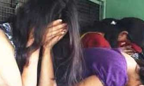 आगरा : देह व्यापार की सूचना पर पुलिस ने होटल में मारा छापा, आपत्तिजनक हालत में मिली पांच युवतियां दो युवक आगरा : देह व्यापार की सूचना पर पुलिस ने होटल में मारा छापा, आपत्तिजनक हालत में मिली पांच युवतियां दो युवक