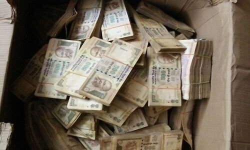 IT ने बेमतारा स्थित मेडिकल स्टोर में की छापेमारी, 70 लाख के पुराने नोट और जूलरी बरामद