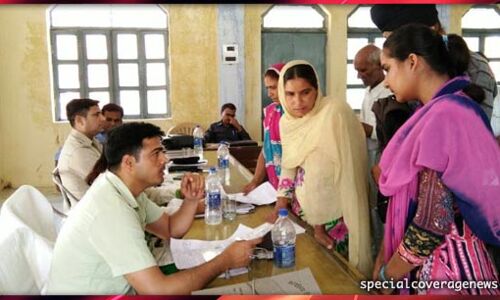 पीलीभीत : अमरिया तहसील दिवस में SDM पुष्पा देवदार ने जनता की समस्याओं का किया निस्तारण पीलीभीत : अमरिया तहसील दिवस में SDM पुष्पा देवदार ने जनता की समस्याओं का किया निस्तारण