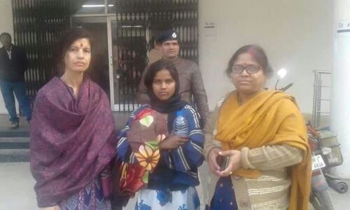 किशोरी को परिजनों ने ट्रेन में छोड़ा