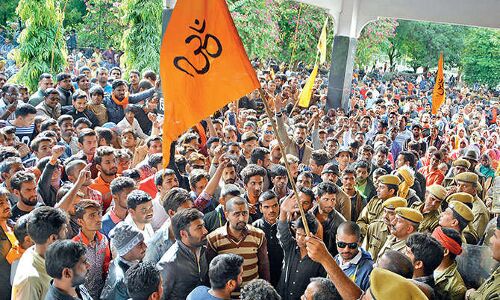 राजस्थान में हनुमानजी की मूर्ति हटाने पर तनाव, कार और दुकान फूंकी