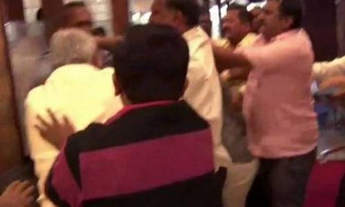 पत्रकार ने पूछा ऐसा सवाल, बीजेपी नेता ने करा दी पत्रकार की पिटाई, देखें वीडियो पत्रकार ने पूछा ऐसा सवाल, बीजेपी नेता ने करा दी पत्रकार की पिटाई, देखें वीडियो