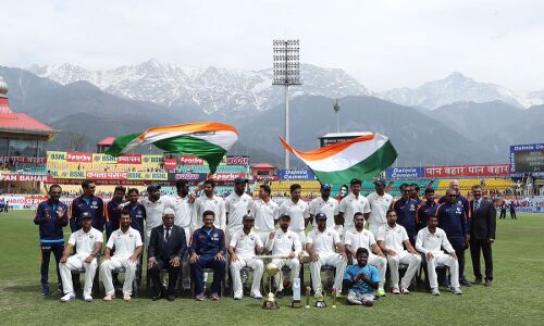 BCCI ने टीम इंडिया को दिया जीत का इनाम, हर खिलाड़ी को मिलेंगे 50 लाख BCCI ने टीम इंडिया को दिया जीत का इनाम, हर खिलाड़ी को मिलेंगे 50 लाख