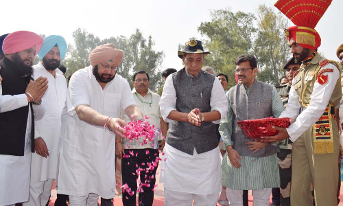 गृह मंत्री राजनाथ सिंह और सीएम कैप्टन अमरिंदर ने राष्ट्रीय शहीदी स्मारक में शहीदों को श्रद्धांजलि