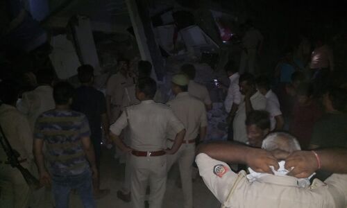 ग्रेटर नोएडा के शाह्बेरी में 6 मंजिला इमारत भरभरा कर गिर गई, कई लोंगों के फंसे होने की आशंका ग्रेटर नोएडा के शाह्बेरी में 6 मंजिला इमारत भरभरा कर गिर गई, कई लोंगों के फंसे होने की आशंका