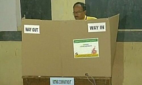 गोवा के मुख्यमंत्री लक्ष्मीकांत पारसेकर ने उत्तरी गोवा के अरमबोल में डाला अपना वोट