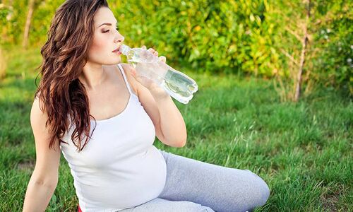 जानिए- कितना खतरनाक है प्रेग्नेंट महिला का प्लास्टिक की बोतल में पानी पीना?