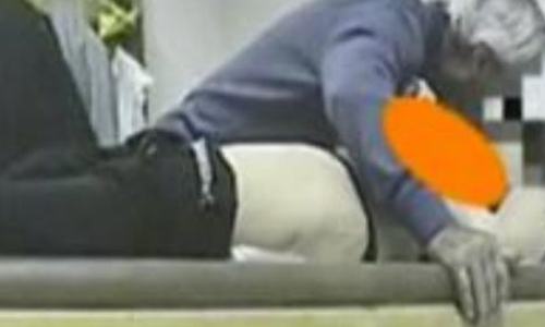 महिला के साथ इलाज के दौरान गंदा काम करता पकड़ा गया डॉक्टर, देखें VIDEO महिला के साथ इलाज के दौरान गंदा काम करता पकड़ा गया डॉक्टर, देखें VIDEO