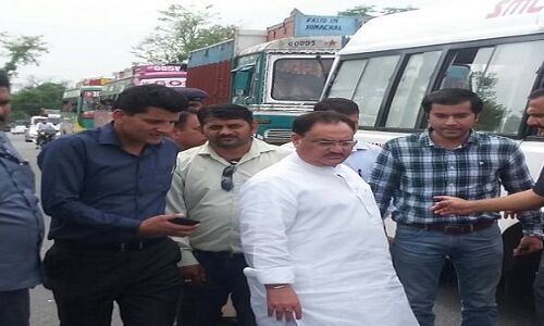 मंत्री जेपी नड्डा ने स्वागत रुकवाकर एंबुलेंस को दिया रास्ता, गाड़ी से उतरकर खुलवाया जाम