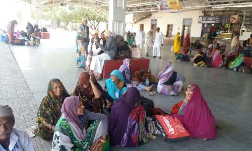 मुख्यमंत्री तीर्थ दर्शन योजना में गंभीर लपरवाही, 17 घंटे से तीर्थ यात्री परेशान मगर नही पंहुची ट्रेन