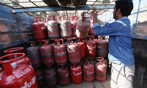 खुशखबरी: LPG सिलेंडर हुआ सस्ता, कमर्शियल सिलेंडर के भी घटे दाम, जानिए कितनी हुई कीमत खुशखबरी: LPG सिलेंडर हुआ सस्ता, कमर्शियल सिलेंडर के भी घटे दाम, जानिए कितनी हुई कीमत