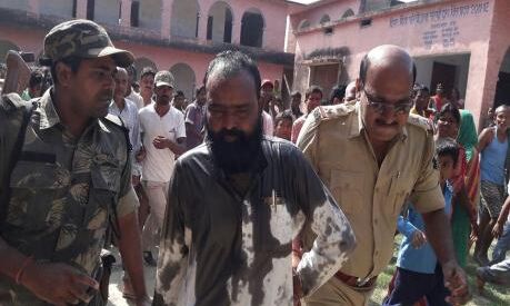 स्कूल में छात्रा से छेड़खानी कर रहा था टीचर और फिर!